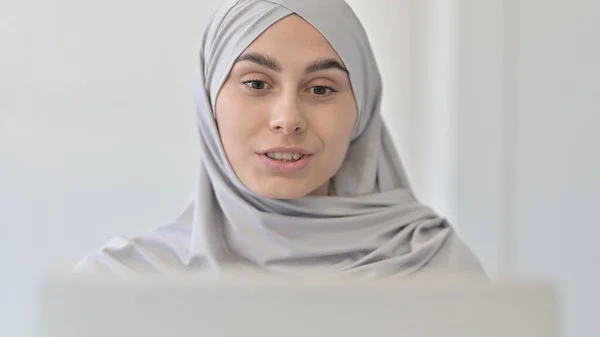 Арабская женщина делает видеозвонок сверху — стоковое фото