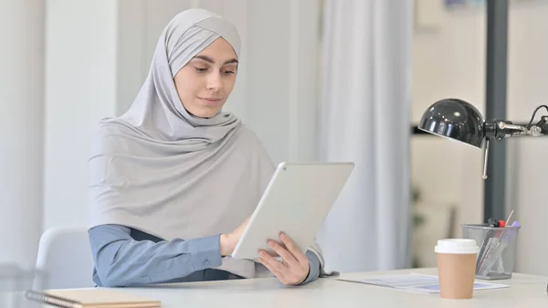 Attraktive junge Araberin nutzt Tablet im Büro — Stockfoto