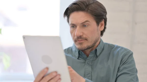 Portrait d'un homme du Moyen Âge utilisant une tablette numérique — Photo