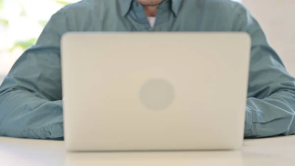 Κοντινό πλάνο του ανθρώπου που εργάζεται σε φορητό υπολογιστή — Φωτογραφία Αρχείου