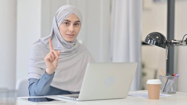Dizüstü bilgisayarlı Genç Arap Kadın Kafa Sallayarak Hayır Diyor 