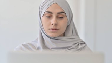 Laptop 'ta çalışan Arap Kadın