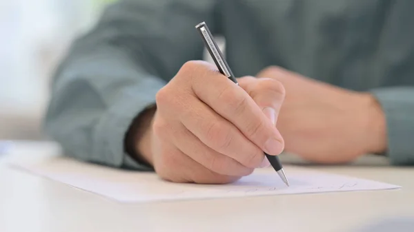 Primo piano dell'uomo di mezza età Scrivere su carta — Foto Stock