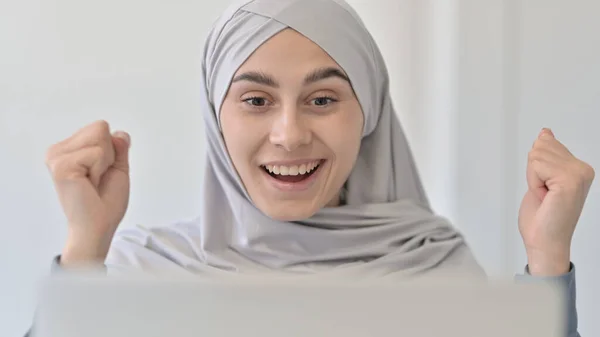 Arab kobieta z Laptop Celebrating sukces — Zdjęcie stockowe