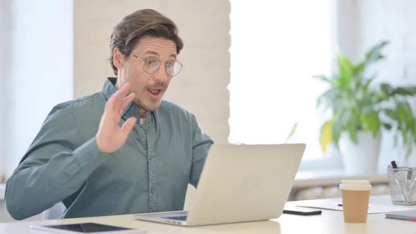 Hombre de mediana edad haciendo chat de vídeo en el ordenador portátil — Foto de Stock