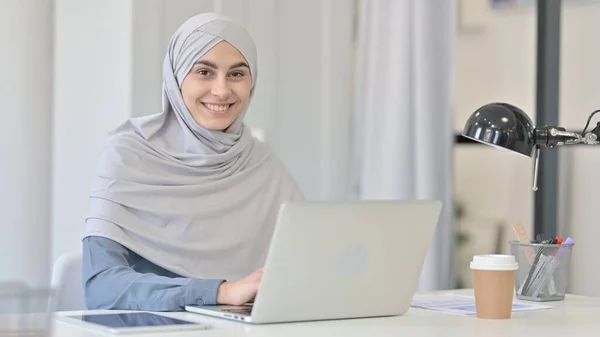 带着笔记本电脑在相机前微笑的年轻阿拉伯妇女 — 图库照片