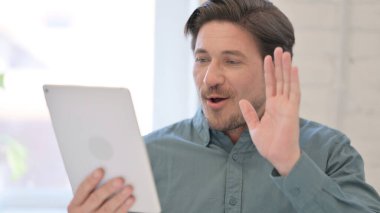 Tabletteki Görüntü Çağrısı Orta Yaşlı Adam 'ın Portresi