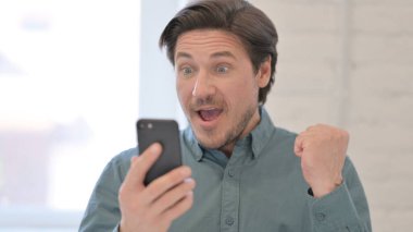 Smartphone 'da Kutlanan Orta Yaşlı Adam Portresi