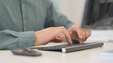 Klavyede İşyerinde Yazan Adam