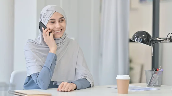 Jonge Arabische vrouw in gesprek op Smartphone in Office — Stockfoto