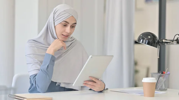 Jovem mulher árabe fazendo chamada de vídeo no Tablet no escritório — Fotografia de Stock