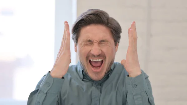 Orta yaşlı çekici bir adamın portresi bağırıyor, bağırıyor.