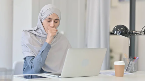 Wanita Arab muda dengan Batuk Laptop — Stok Foto