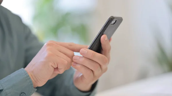 Nahaufnahme eines Mannes mittleren Alters mit Smartphone — Stockfoto