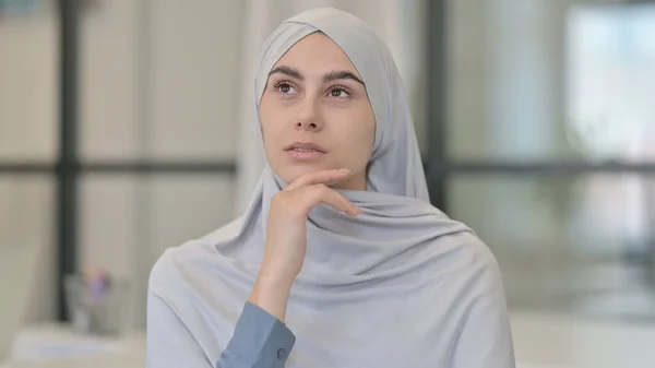 Pensiv ung arabisk kvinna tänker — Stockfoto