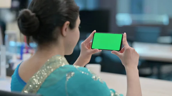 Indická žena při pohledu na Smartphone s Chroma Key Screen — Stock fotografie