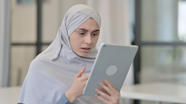 Jonge Arabische vrouw reageert op verlies op tablet — Stockfoto