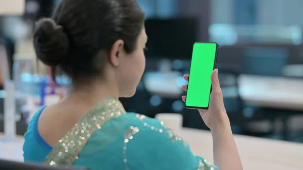 Indická žena pomocí Smartphone s Chroma Key Screen — Stock fotografie