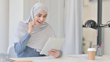 Tablette Kutlama Yapan Başarılı Genç Arap Kadın 