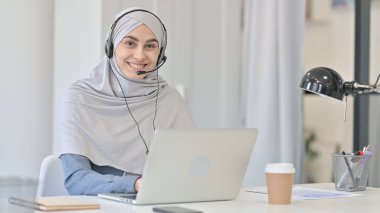 Laptoplu Genç Arap Kadın Kulaklıkla Gülümsüyor 