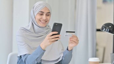 Başarılı Çevrimiçi Alış veriş yapan Genç Arap Kadın 