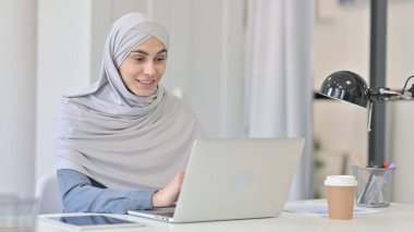 Genç Arap Kadın Bilgisayarda Video Konuşuyor 