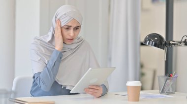 Tabletteki Kayba Tepki Veren Genç Arap Kadın 
