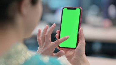 Hintli Kadın Akıllı Telefonun Yeşil Ekranını Kullanıyor