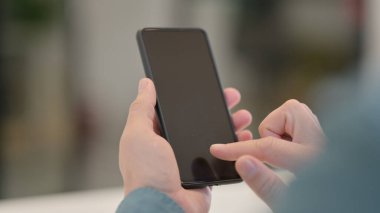 Smartphone kullanan Orta yaşlı adama yaklaş