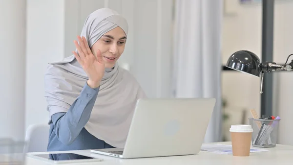 Vídeo bate-papo no laptop por Jovem mulher árabe — Fotografia de Stock