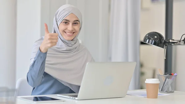 Jong Arabisch vrouw met laptop tonen duimen omhoog — Stockfoto