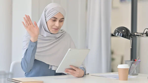 Відео чат на планшеті молодої арабської жінки — стокове фото