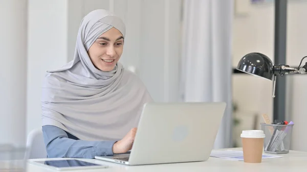 阿拉伯青年妇女在笔记本电脑上的视频通话 — 图库照片