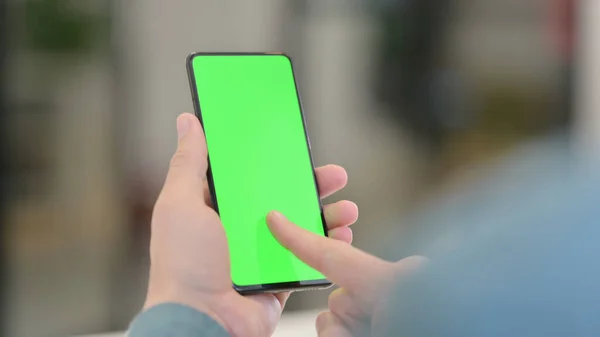 Použití smartphonu se zelenou obrazovkou Chroma — Stock fotografie