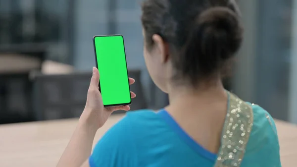 Indická žena pomocí Smartphone s Chroma Key Screen — Stock fotografie