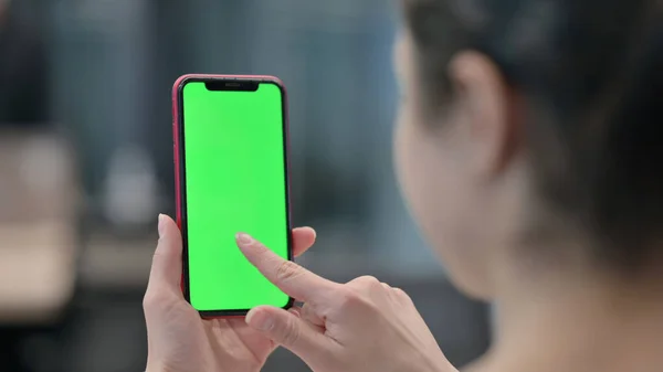 ผู้หญิงอินเดียใช้หน้าจอสมาร์ทโฟนสีเขียว — ภาพถ่ายสต็อก