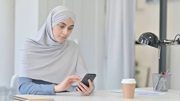 在办公室使用智能手机的阿拉伯青年妇女 — 图库照片