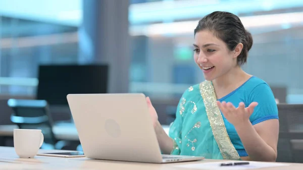 Jong indisch vrouw praten op video bellen op laptop — Stockfoto