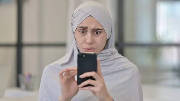 若いアラブ人女性のスマートフォンの損失 — ストック写真