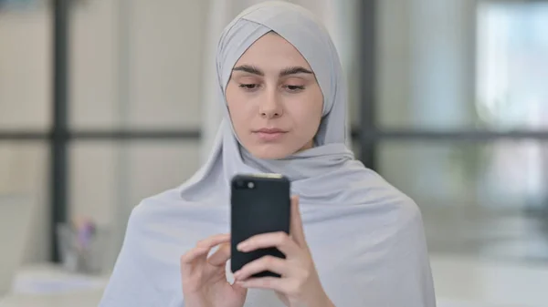 Jonge Arabische vrouw met Smartphone — Stockfoto