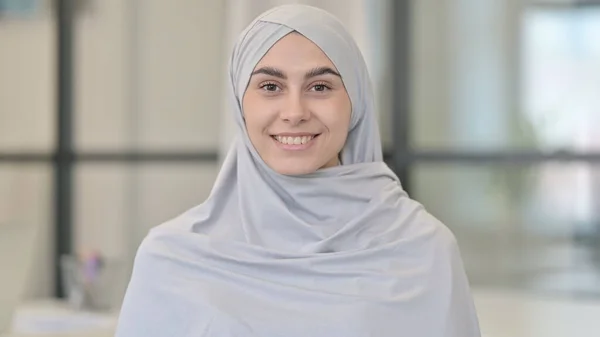 Молода арабська жінка посміхається в камері — стокове фото