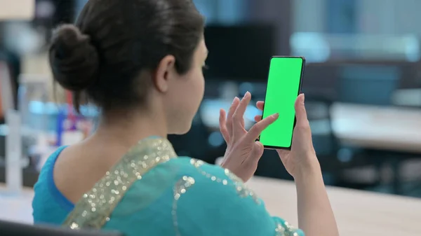 Indická žena pomocí zelené obrazovky Smartphone — Stock fotografie