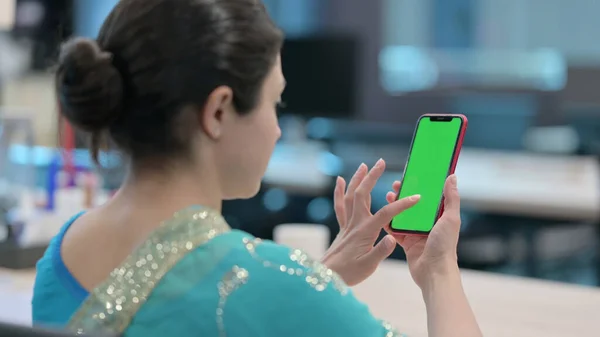 Indická žena pomocí Smartphone se zelenou obrazovkou — Stock fotografie