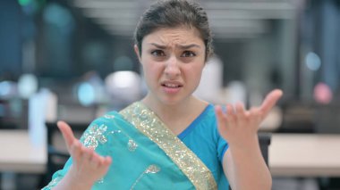 Üzgün Genç Hintli Kadın 