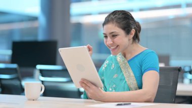 Tabletteki Başarıyı Kutlayan Genç Hintli Kadın