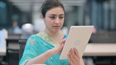 Dijital Tablet kullanan genç Hintli Kadın