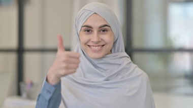 Genç Arap Kadın İşaret Gösteriyor 