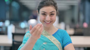 Hintli Kadın Kamerayı Gösteriyor, Davet Ediyor 