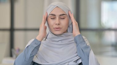 Genç Arap Kadın Baş Ağrısı çekiyor