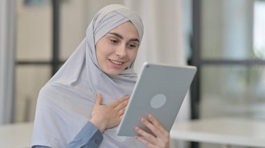 Genç Arap Kadın 'ın Tablet' teki Görüntü Çağrısı 